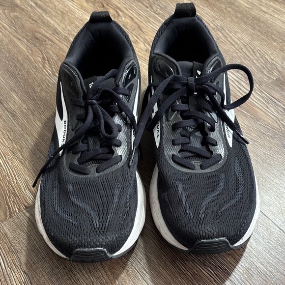 BrooksTrace 4 Black and White Athletic Shoes - Picture 2 of 6